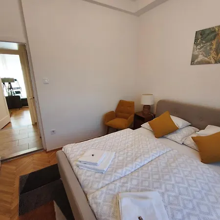 Appartement Comfy And Stylish Jewelry Box *