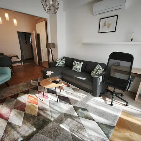 Appartement Comfy And Stylish Jewelry Box *
