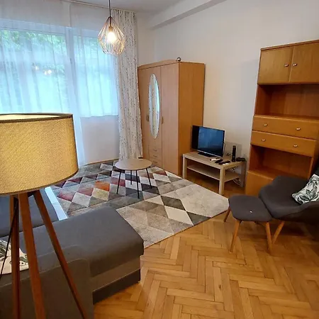 Comfy And Stylish Jewelry Box Apartman
