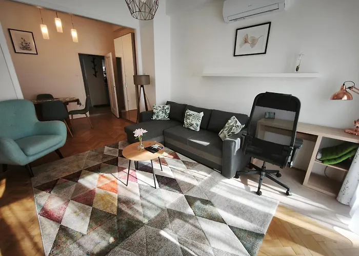 Appartement Comfy And Stylish Jewelry Box *